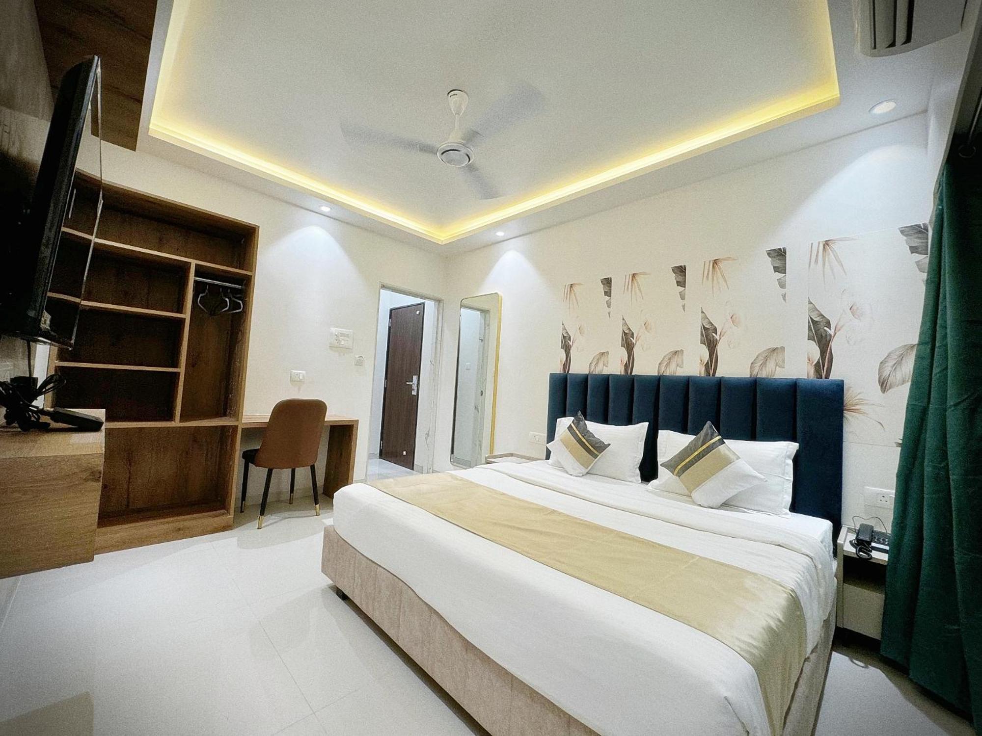 The Orion - Premium Apartments Мумбай Екстериор снимка